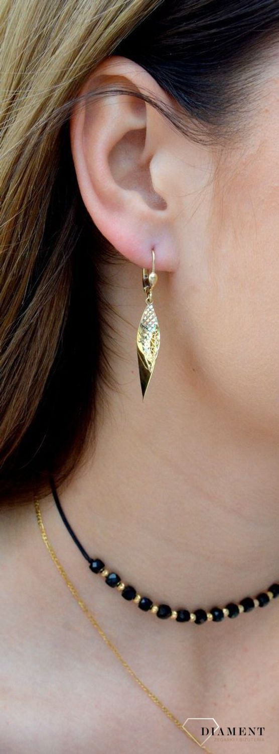 Złote kolczyki pr 333 wiszące łezki z ozdobnym wzorem KL 9548B 333. Złote kolczyki o ponadczasowym kształcie z zapięciem na angielski bigiel. Zachwycająca lekkością oraz subtelnym wdziękiem, olśniewająca biżuteria posiada uroc.jpg